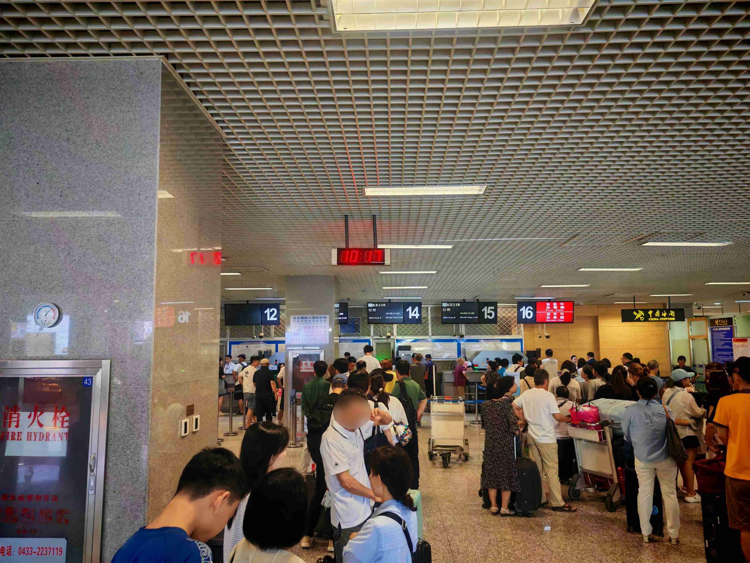 7月末延吉空港の国際線カウンター前と韓国仁川行きの混在状況（機内は満席でした）