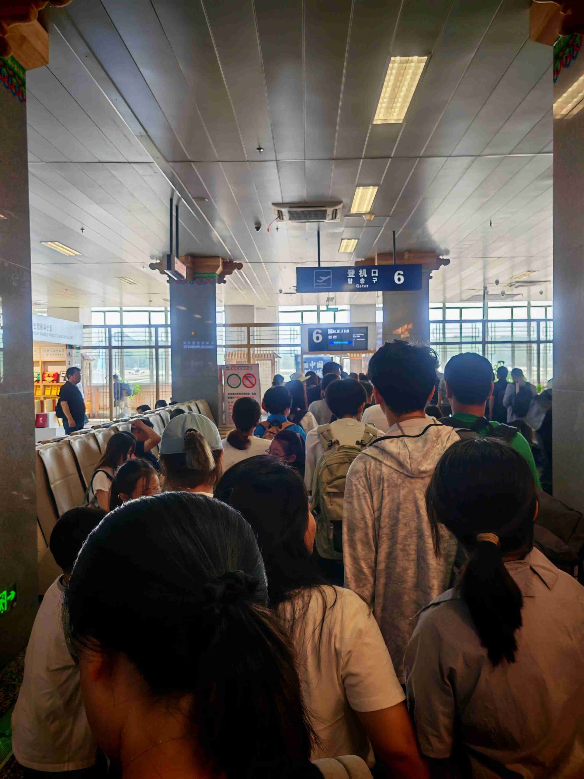 7月末延吉空港の国際線カウンター前と韓国仁川行きの混在状況